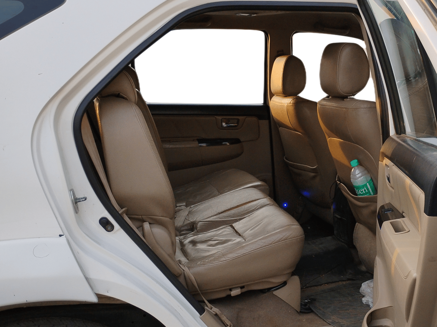 2015 Toyota Fortuner 3.0 4X2 MT, Diesel, Manual, 3,04,872 km, Right Side Rear Door Cabin