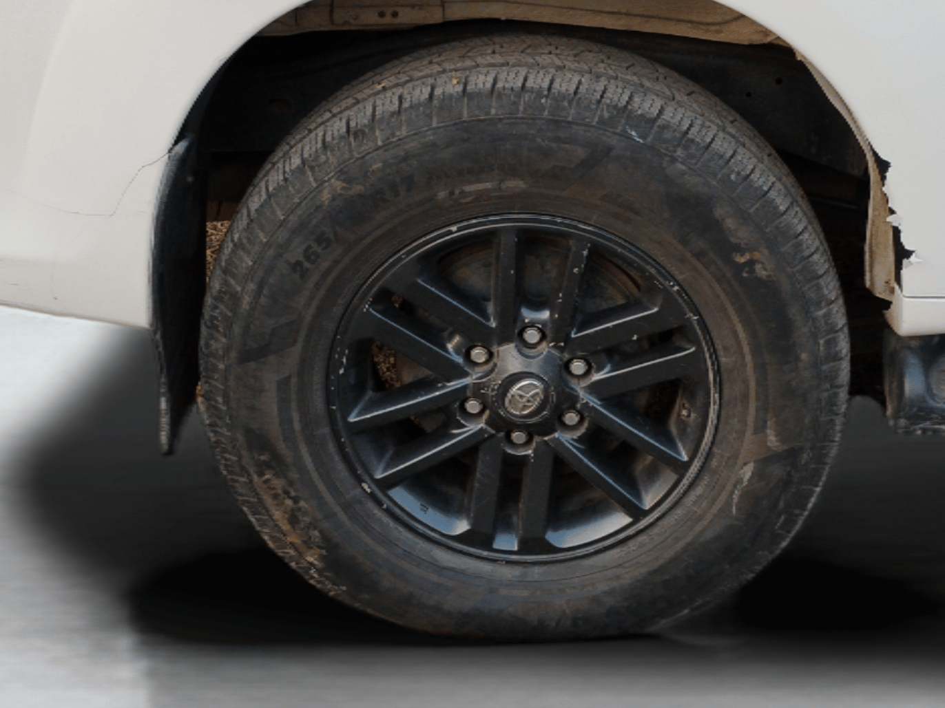 2015 Toyota Fortuner 3.0 4X2 MT, Diesel, Manual, 3,04,872 km, Right Rear Wheel