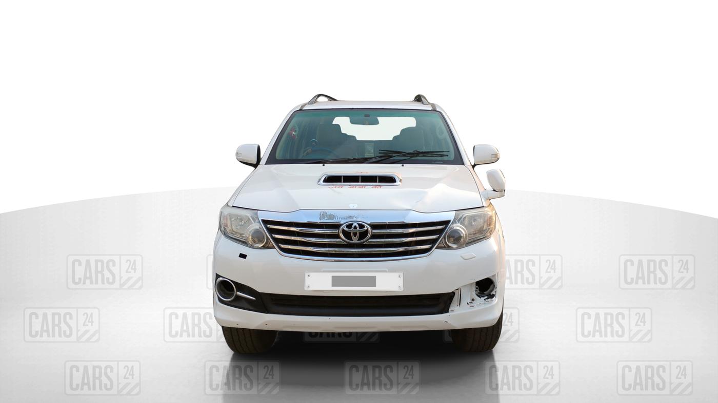 2015 Toyota Fortuner 3.0 4X2 MT, Diesel, Manual, 3,04,872 km, Front