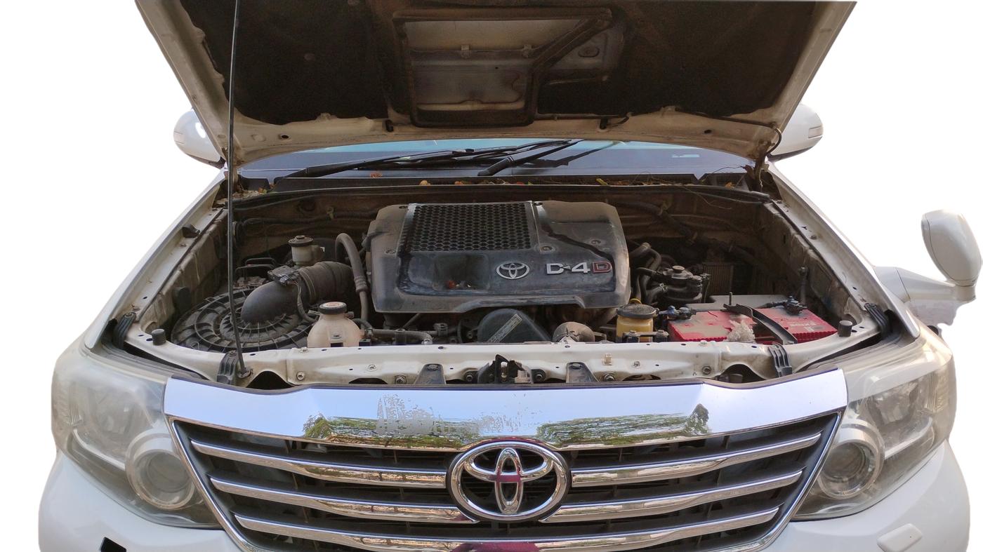 2015 Toyota Fortuner 3.0 4X2 MT, Diesel, Manual, 3,04,872 km, Open Bonnet
