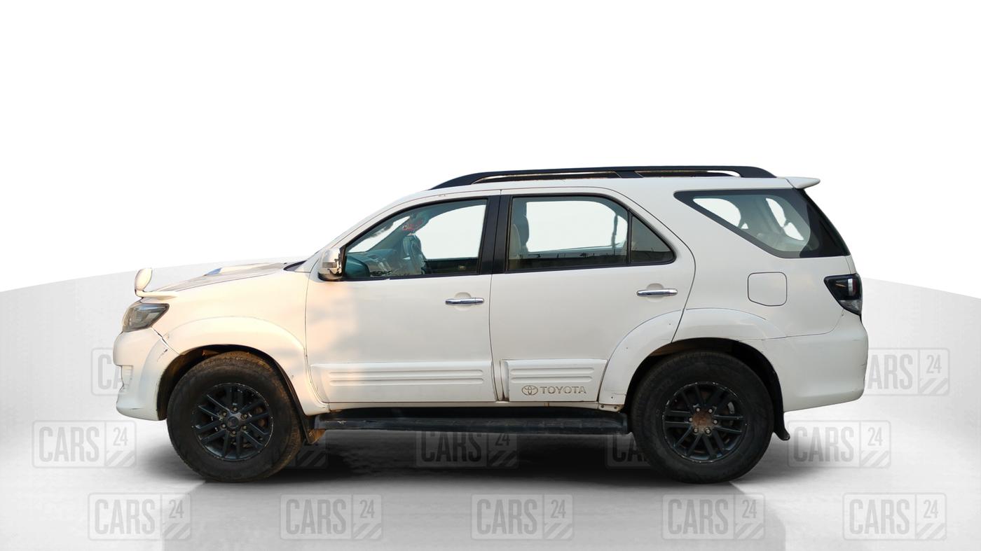2015 Toyota Fortuner 3.0 4X2 MT, Diesel, Manual, 3,04,872 km, Left Side