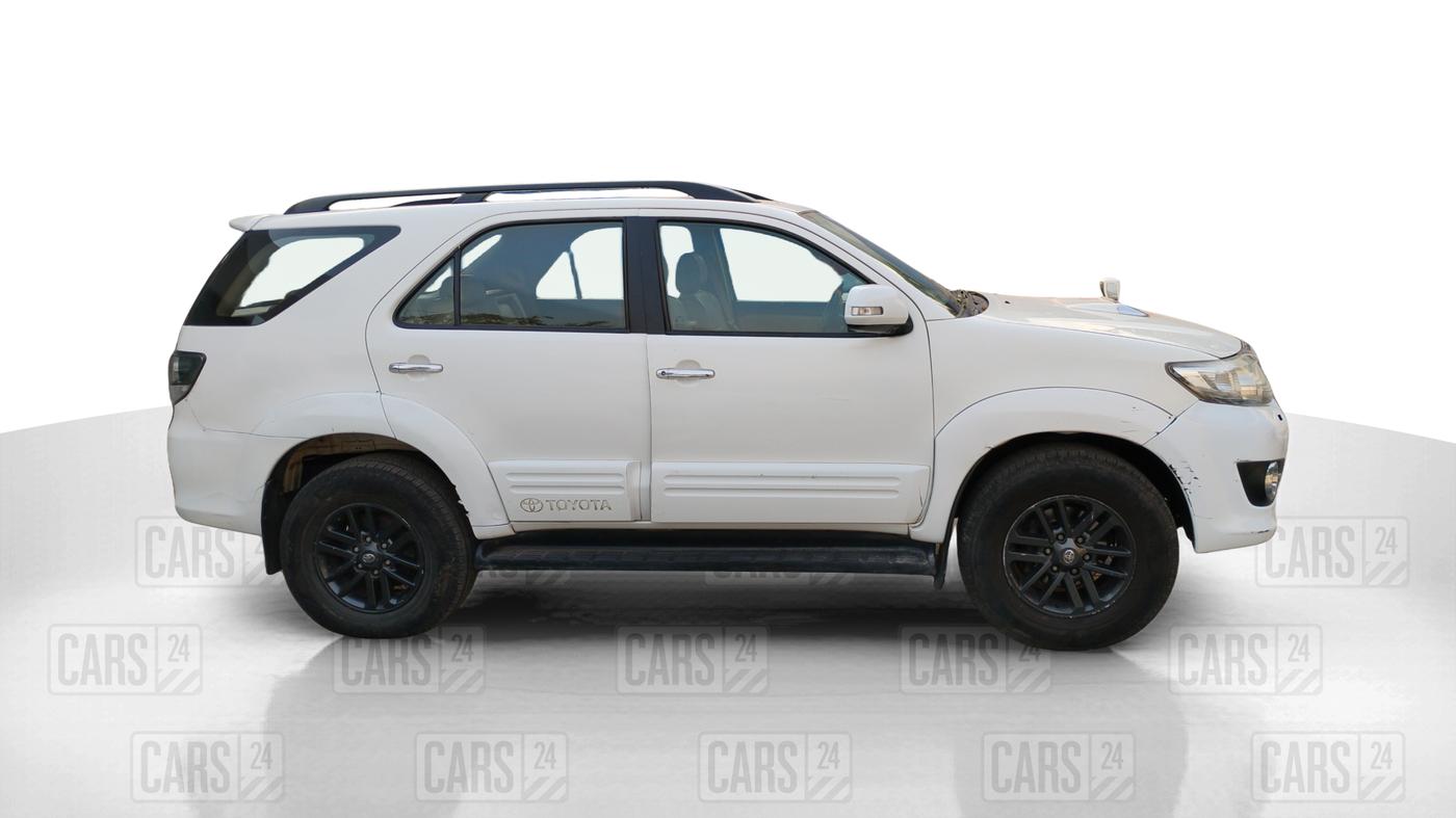 2015 Toyota Fortuner 3.0 4X2 MT, Diesel, Manual, 3,04,872 km, Right Side View
