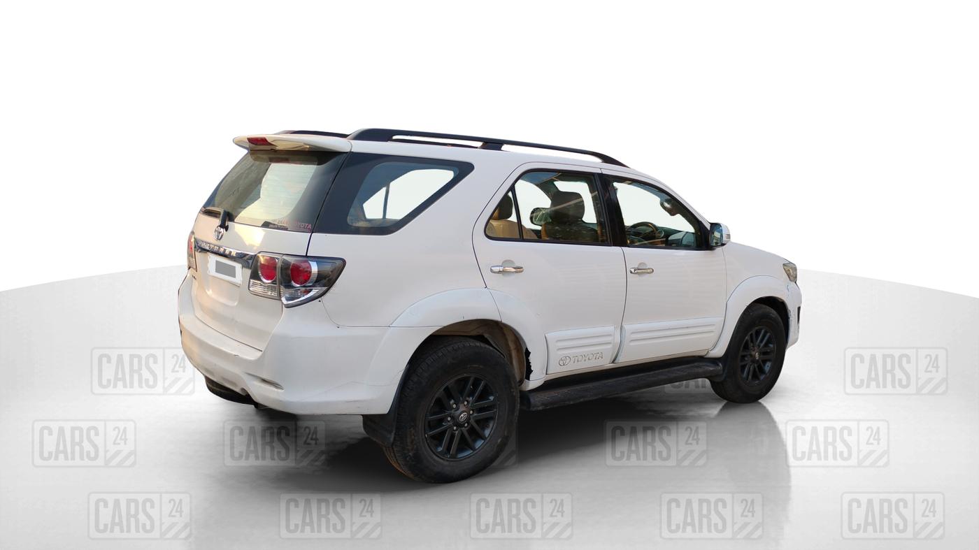 2015 Toyota Fortuner 3.0 4X2 MT, Diesel, Manual, 3,04,872 km, Right Back Diagonal