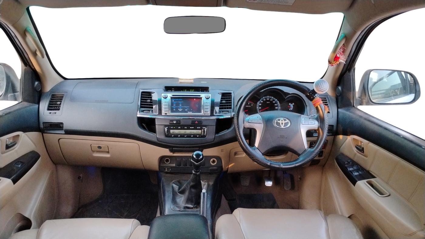 2015 Toyota Fortuner 3.0 4X2 MT, Diesel, Manual, 3,04,872 km, Dashboard