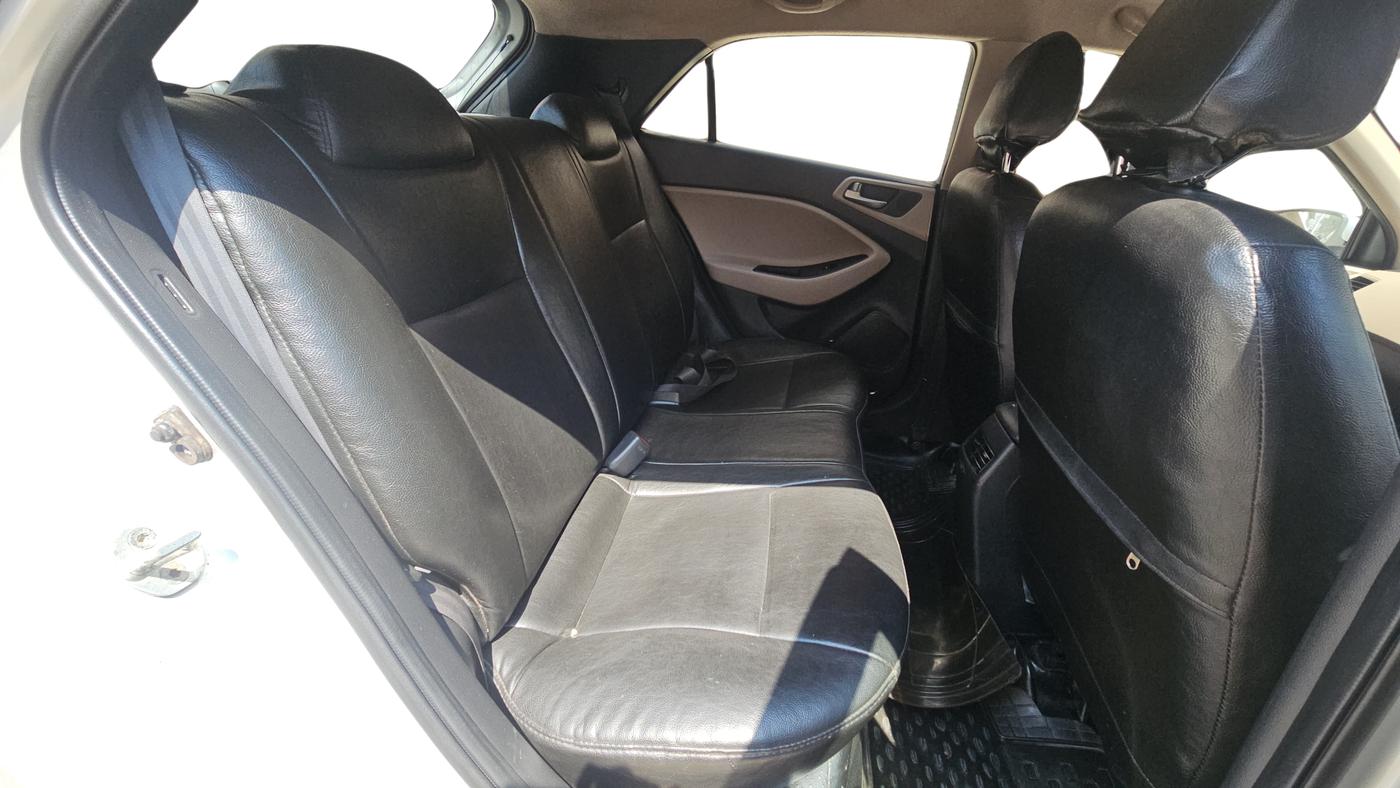 2014 Hyundai i20 SPORTZ 1.2, Petrol, Manual, 76,855 km, Right Side Rear Door Cabin