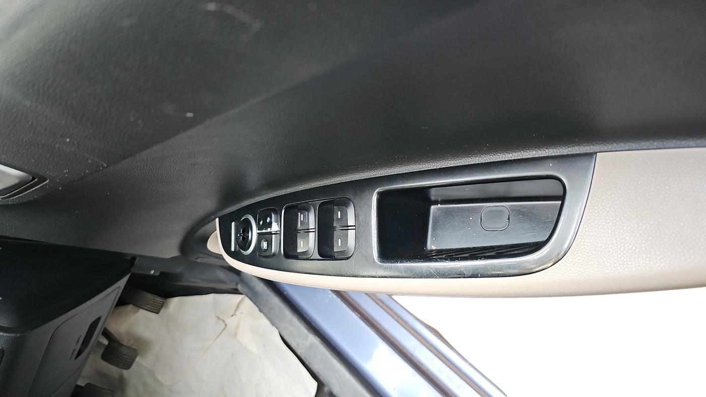 2014 Hyundai Xcent S 1.2, Petrol, Manual, 34,847 km, Driver Side Door Panel Controls