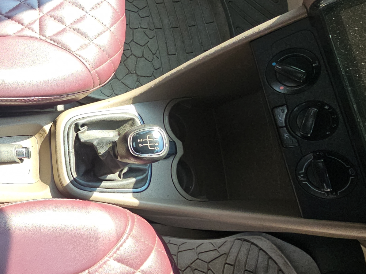 2013 Skoda Rapid AMBITION 1.6 TDI CR MT, Diesel, Manual, 63,229 km, Gear Lever