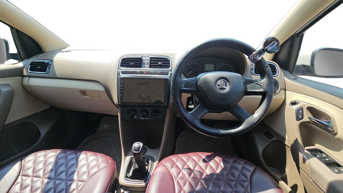 2013 Skoda Rapid AMBITION 1.6 TDI CR MT, Diesel, Manual, 63,229 km, Dashboard