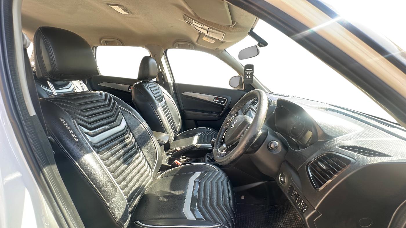 2018 Maruti Vitara Brezza ZDI PLUS, Diesel, Manual, 72,000 km, Right Side Front Door Cabin