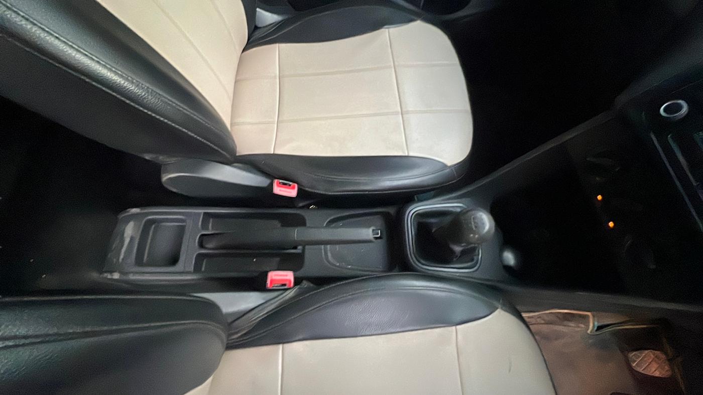 2017 Volkswagen Polo COMFORTLINE 1.5L, Diesel, Manual, 92,278 km, Gear Lever