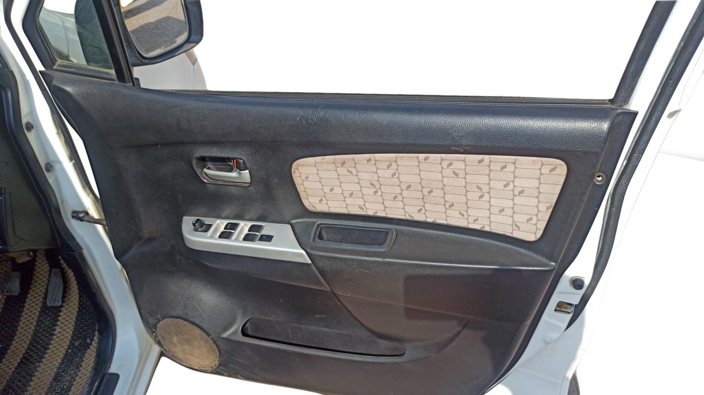 2016 Maruti Wagon R 1.0 VXI, Petrol, Manual, 92,738 km, Driver Side Door Panel Controls