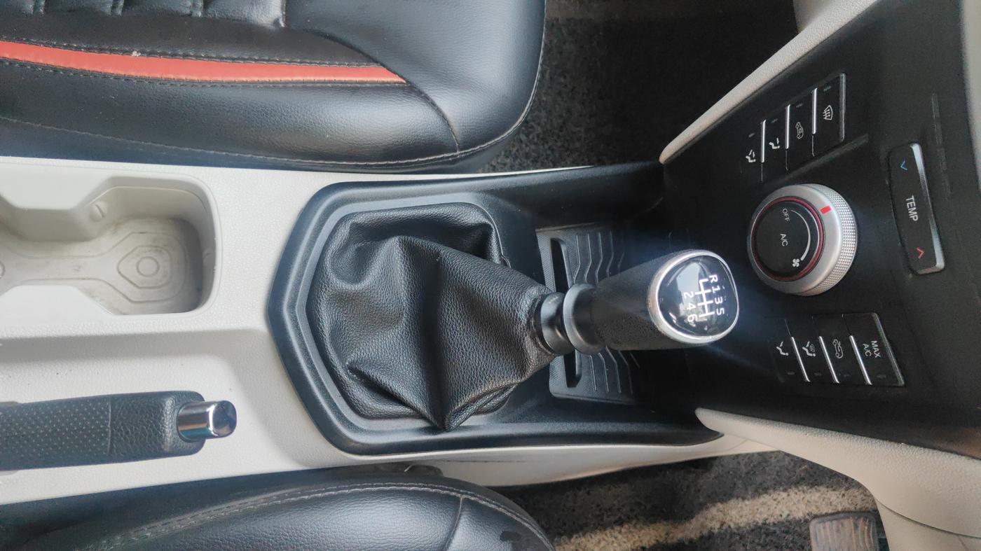 2019 Mahindra XUV300 W6 1.5 DIESEL, Diesel, Manual, 81,460 km, Gear Lever