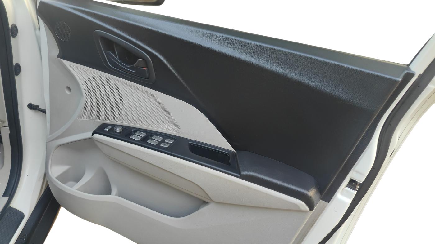 2019 Mahindra XUV300 W6 1.5 DIESEL, Diesel, Manual, 81,460 km, Driver Side Door Panel Controls