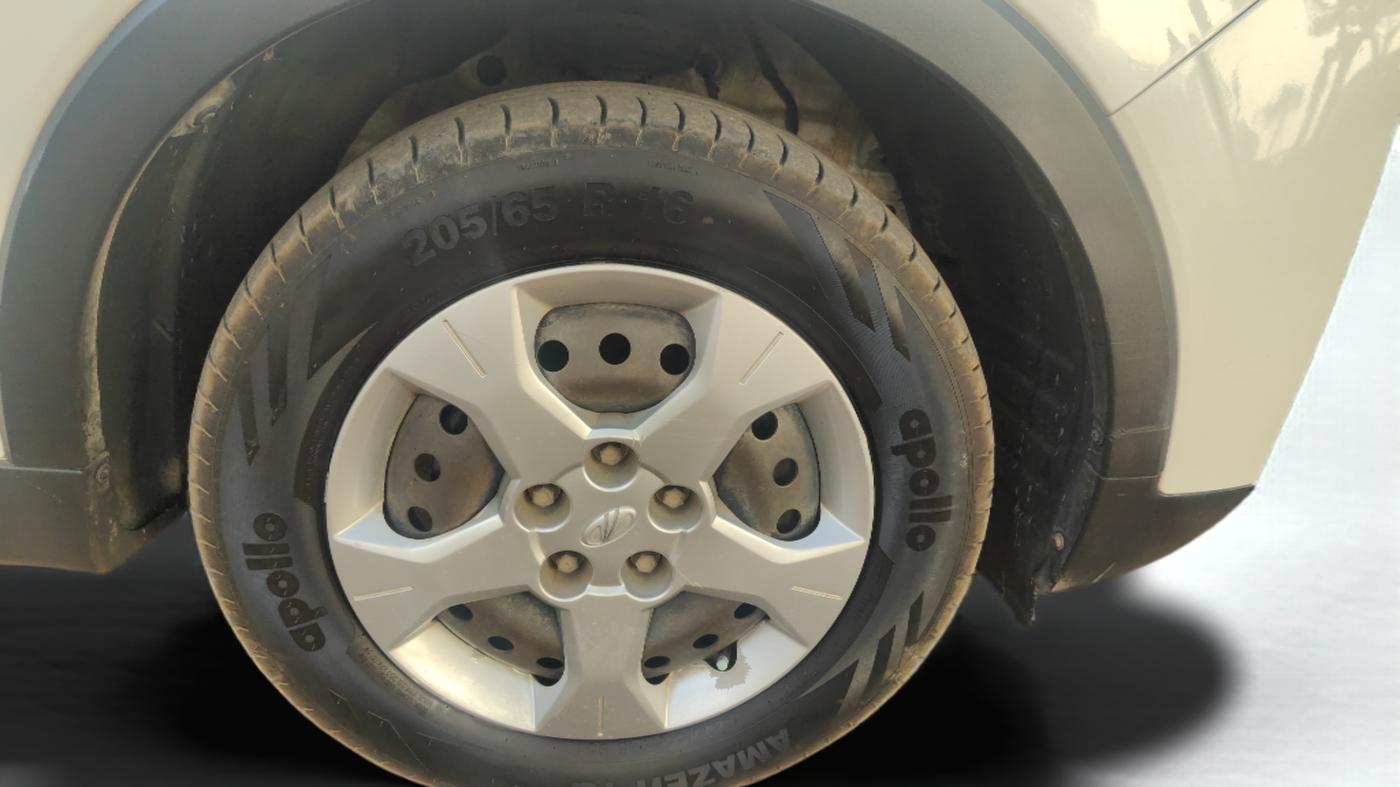 2019 Mahindra XUV300 W6 1.5 DIESEL, Diesel, Manual, 81,460 km, Right Front Wheel