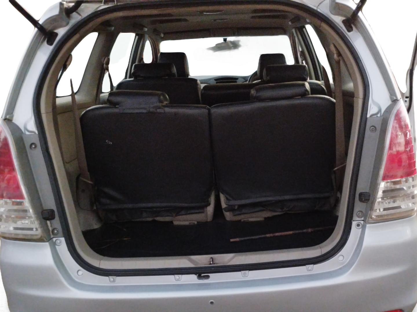 2011 Toyota Innova 2.5 G4 8 STR, Diesel, Manual, 1,09,667 km, Boot Inside