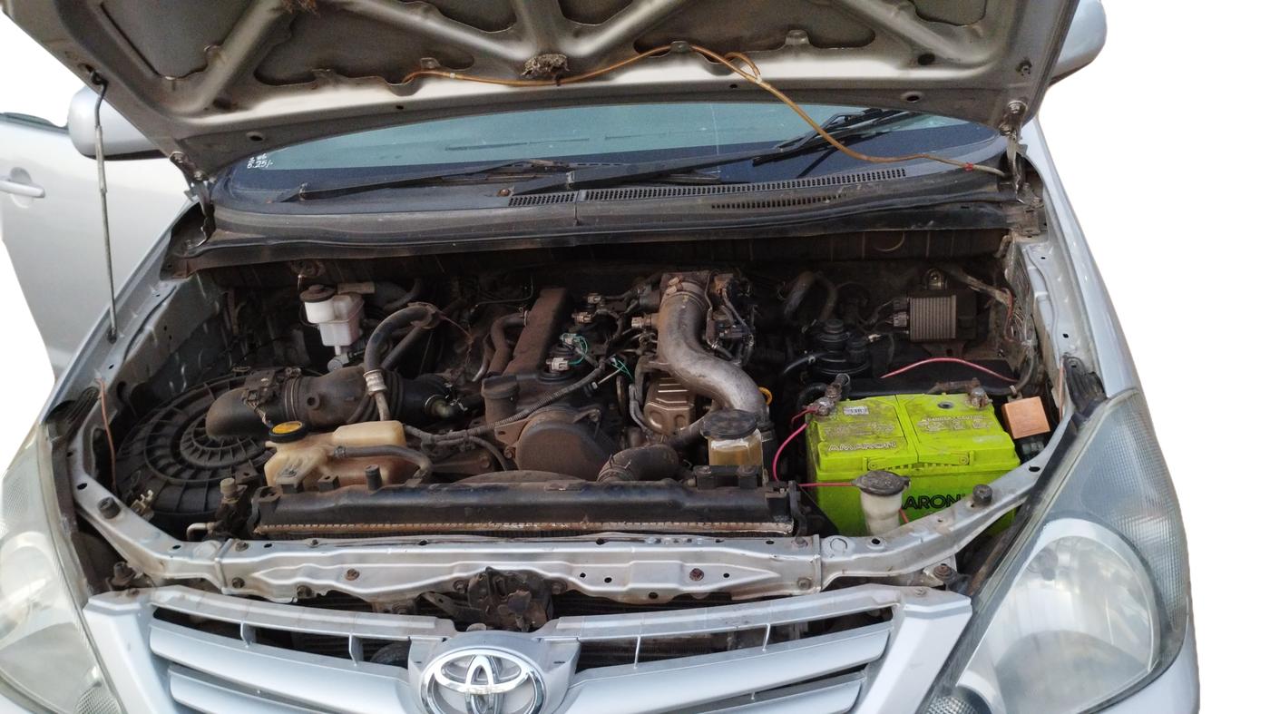 2011 Toyota Innova 2.5 G4 8 STR, Diesel, Manual, 1,09,667 km, Open Bonnet