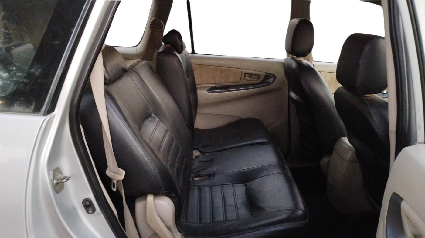 2011 Toyota Innova 2.5 G4 8 STR, Diesel, Manual, 1,09,667 km, Right Side Rear Door Cabin