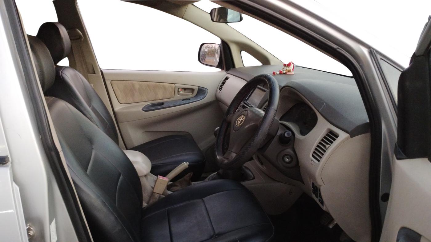 2011 Toyota Innova 2.5 G4 8 STR, Diesel, Manual, 1,09,667 km, Right Side Front Door Cabin