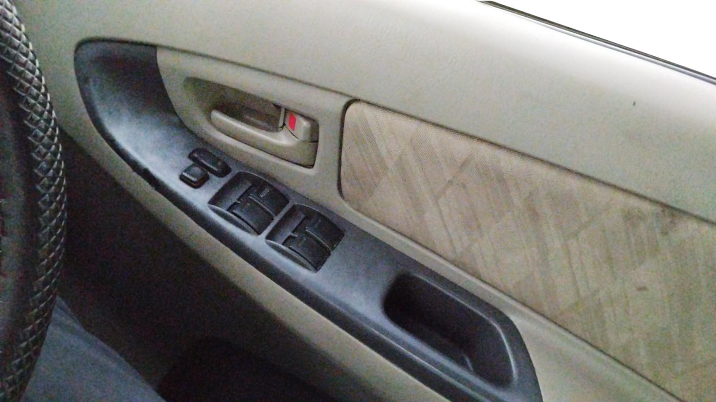 2011 Toyota Innova 2.5 G4 8 STR, Diesel, Manual, 1,09,667 km, Driver Side Door Panel Controls
