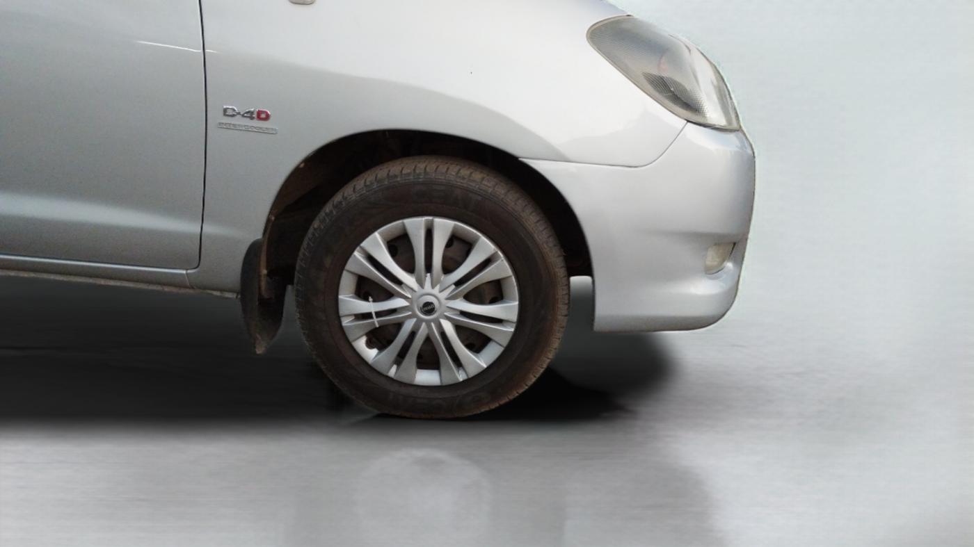 2011 Toyota Innova 2.5 G4 8 STR, Diesel, Manual, 1,09,667 km, Right Front Wheel