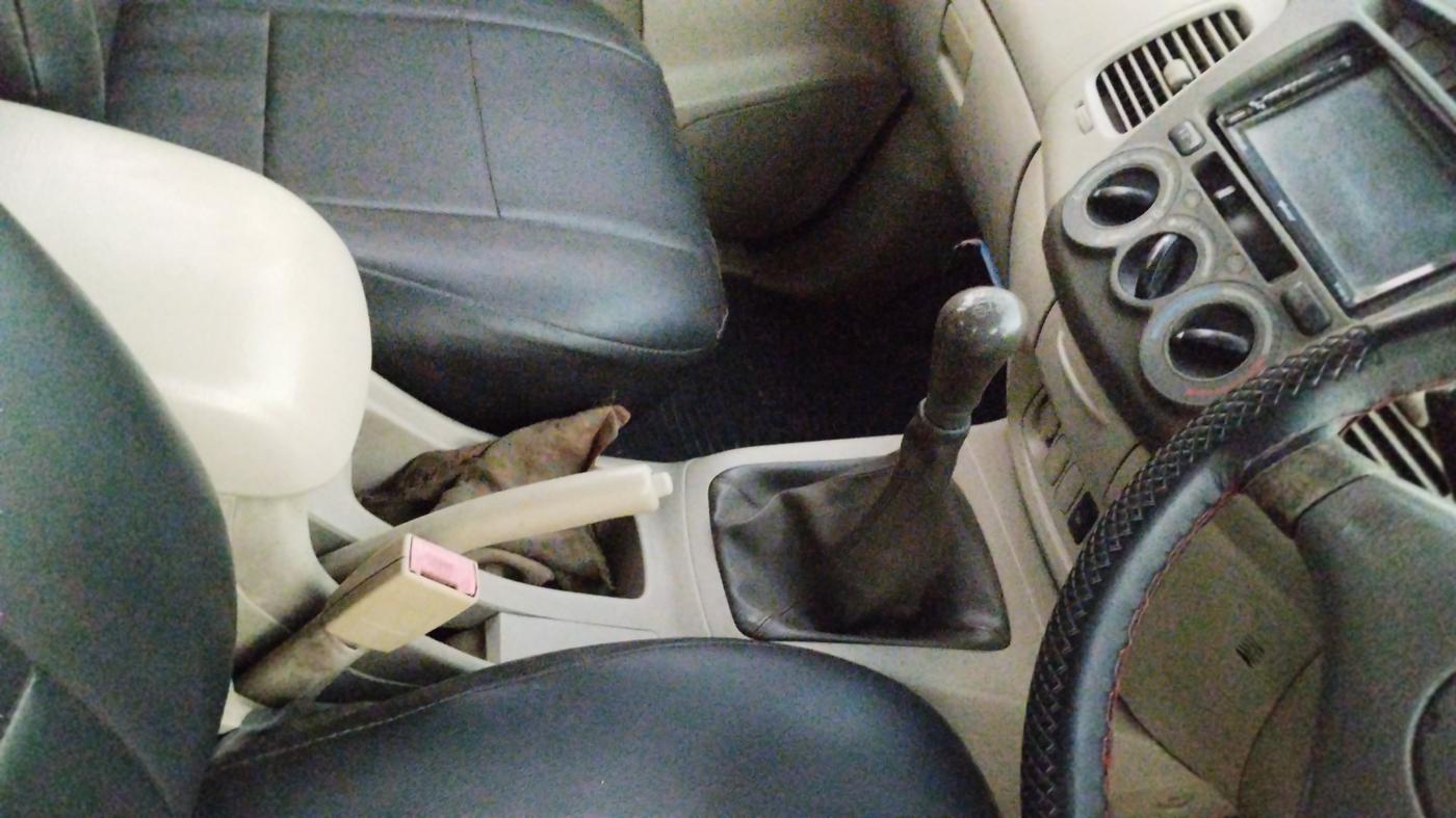 2011 Toyota Innova 2.5 G4 8 STR, Diesel, Manual, 1,09,667 km, Gear Lever
