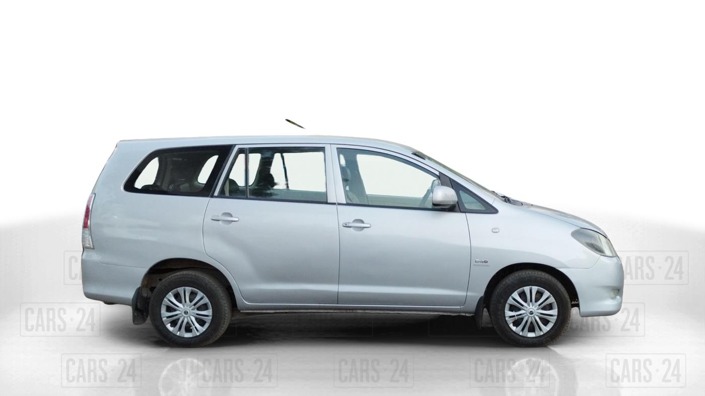2011 Toyota Innova 2.5 G4 8 STR, Diesel, Manual, 1,09,667 km, Right Side View