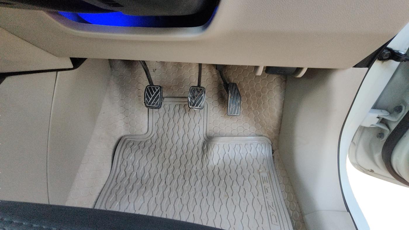 2017 Maruti Dzire VDI, Diesel, Manual, 61,929 km, Pedals