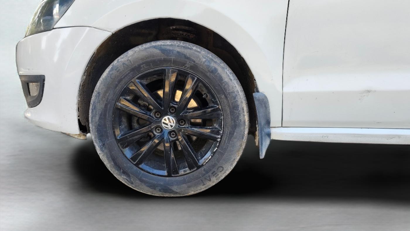 2013 Volkswagen Polo COMFORTLINE 1.2L, Diesel, Manual, 84,992 km, Left Front Wheel