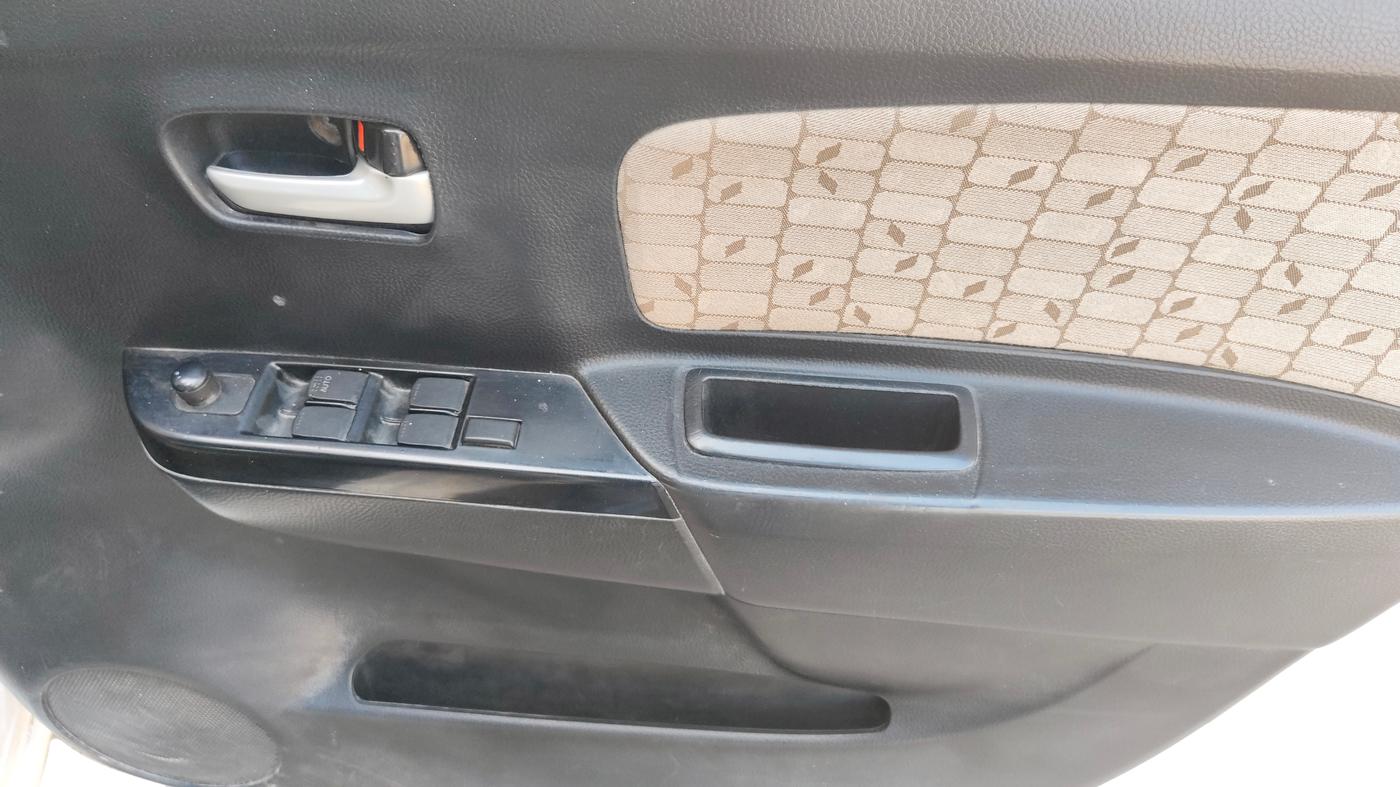 2017 Maruti Wagon R 1.0 VXI, Petrol, Manual, 77,737 km, Driver Side Door Panel Controls