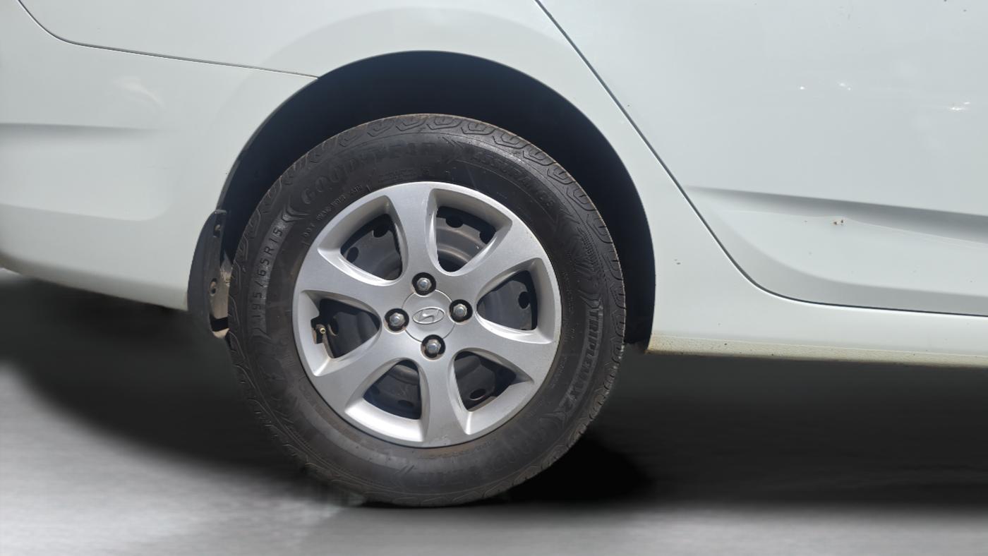 2013 Hyundai Verna FLUIDIC 1.6 CRDI EX, Diesel, Manual, 96,000 km, Right Rear Wheel