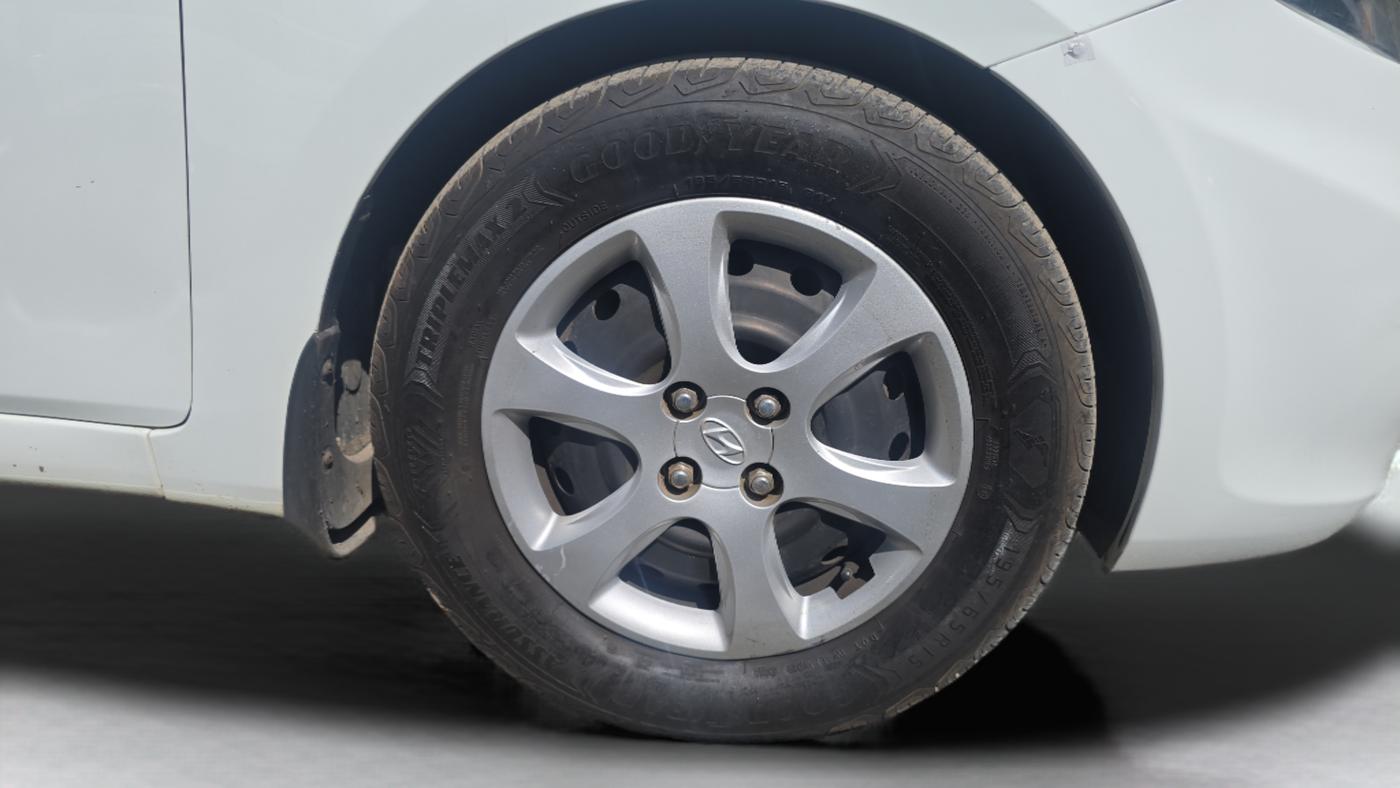 2013 Hyundai Verna FLUIDIC 1.6 CRDI EX, Diesel, Manual, 96,000 km, Right Front Wheel