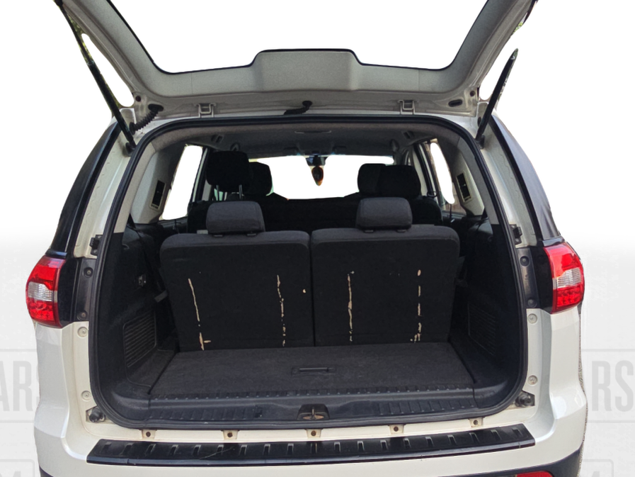 2017 Tata Hexa XE 4X2 7 STR, Diesel, Manual, 94,000 km, Boot Inside