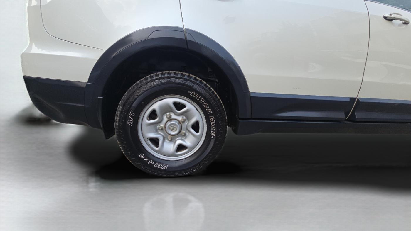 2017 Tata Hexa XE 4X2 7 STR, Diesel, Manual, 94,000 km, Right Rear Wheel