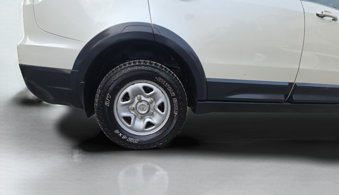 2017 Tata Hexa XE 4X2 7 STR, Diesel, Manual, 94,000 km, Right Rear Wheel