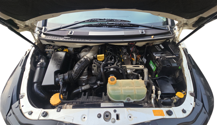 2017 Tata Hexa XE 4X2 7 STR, Diesel, Manual, 94,000 km, Open Bonnet