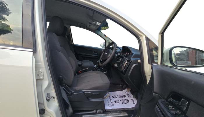 2017 Tata Hexa XE 4X2 7 STR, Diesel, Manual, 94,000 km, Right Side Front Door Cabin