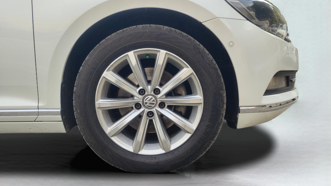 2018 Volkswagen Passat COMFORTLINE DSG, Diesel, Automatic, 1,10,642 km, Right Front Wheel