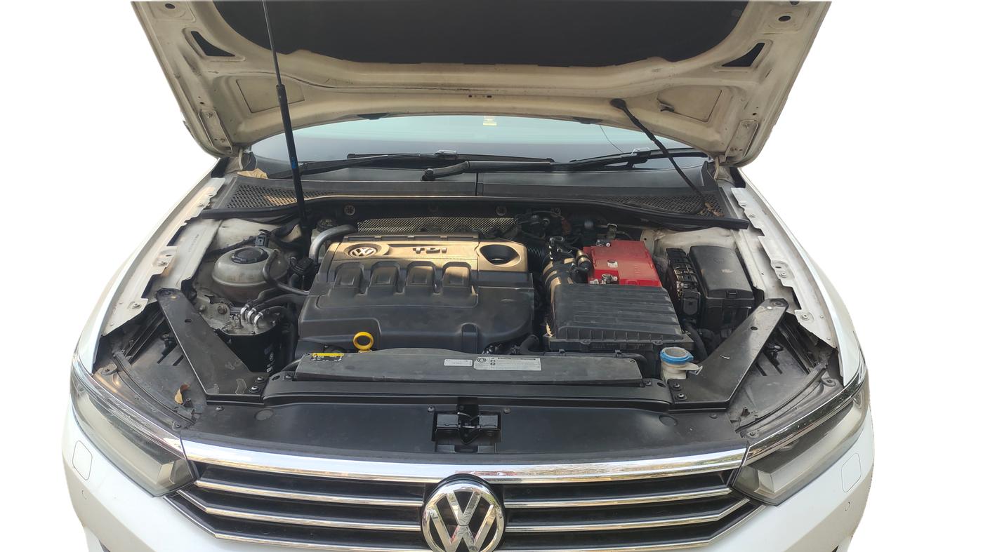 2018 Volkswagen Passat COMFORTLINE DSG, Diesel, Automatic, 1,10,642 km, Open Bonnet