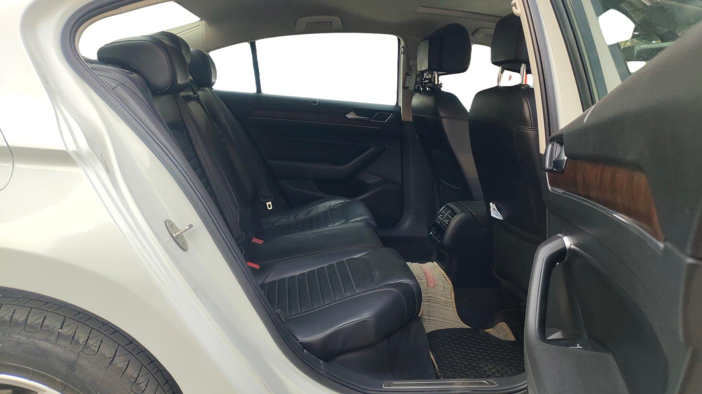 2018 Volkswagen Passat COMFORTLINE DSG, Diesel, Automatic, 1,10,642 km, Right Side Rear Door Cabin