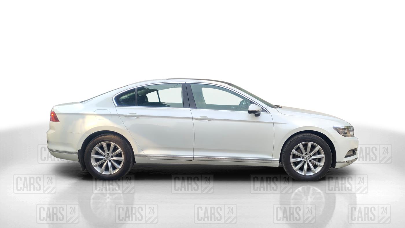 2018 Volkswagen Passat COMFORTLINE DSG, Diesel, Automatic, 1,10,642 km, Right Side View