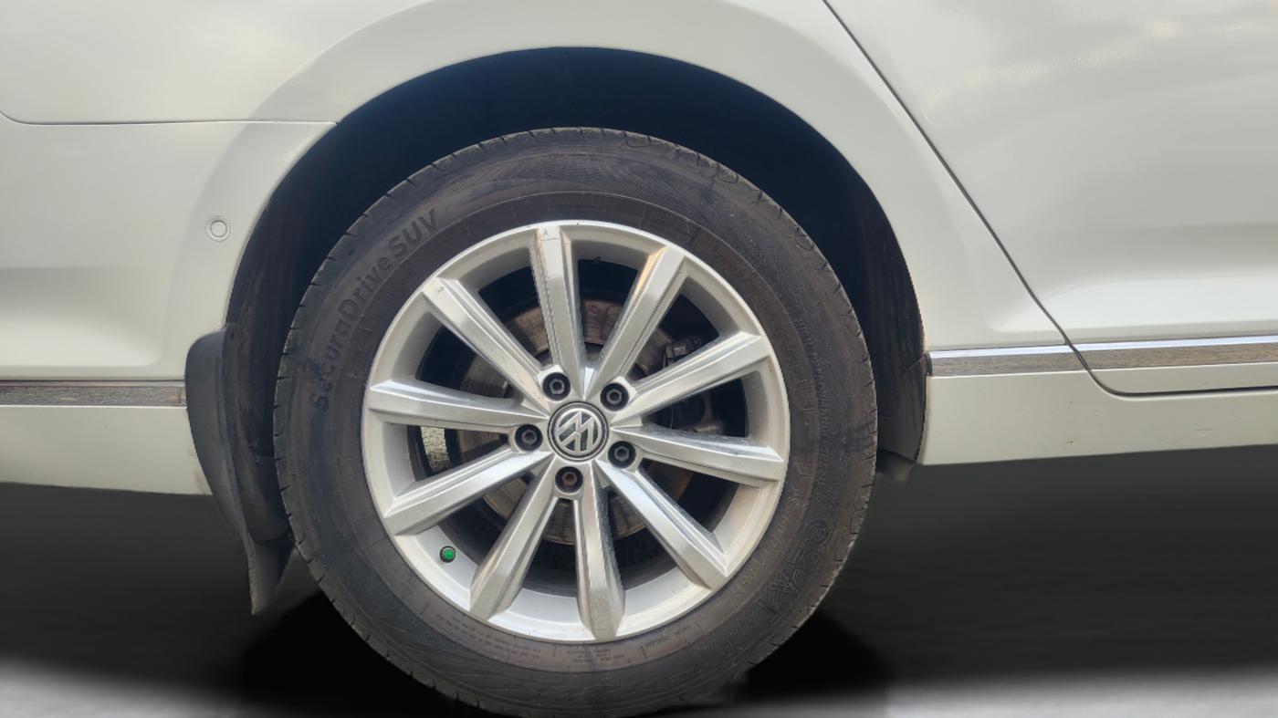 2018 Volkswagen Passat COMFORTLINE DSG, Diesel, Automatic, 1,10,642 km, Right Rear Wheel