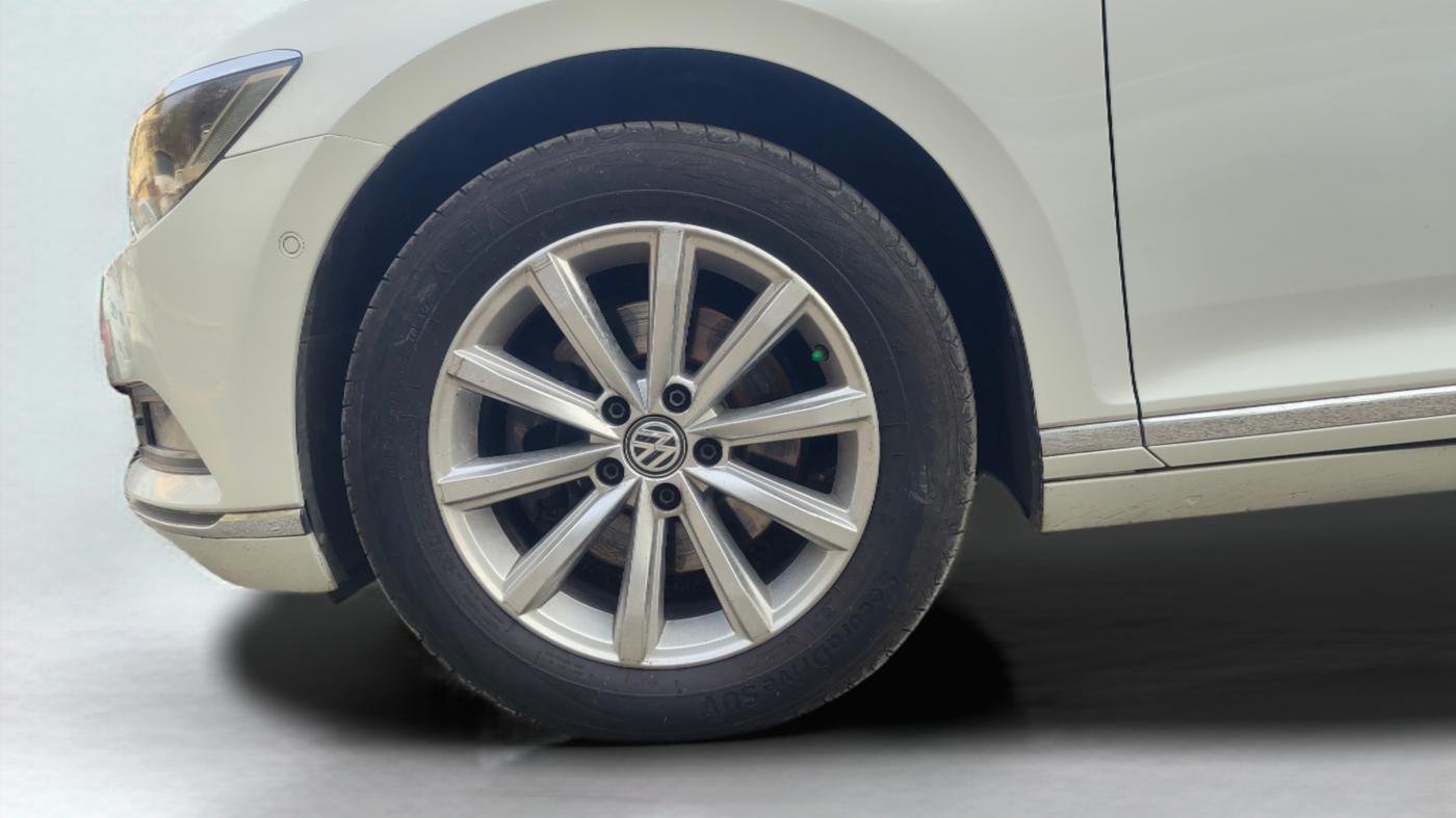 2018 Volkswagen Passat COMFORTLINE DSG, Diesel, Automatic, 1,10,642 km, Left Front Wheel