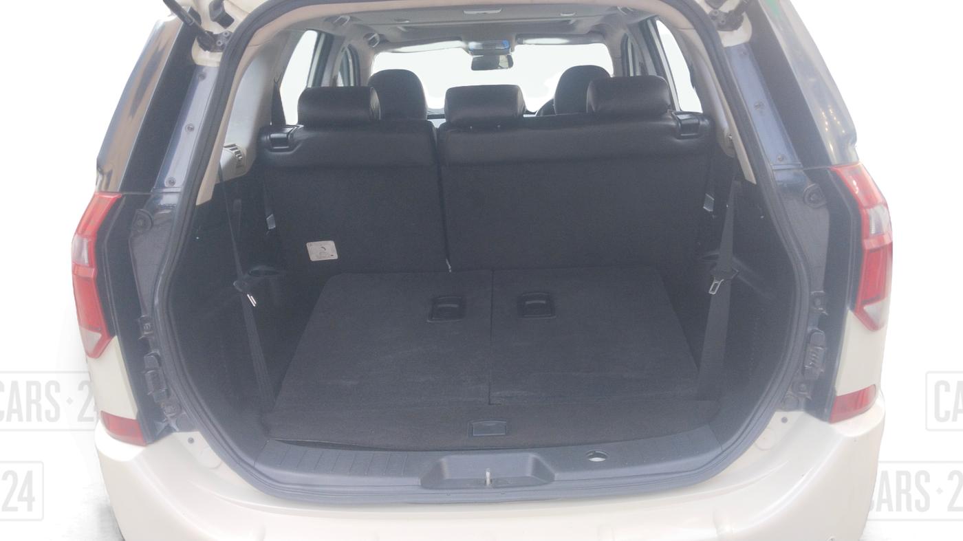 2020 Mahindra XUV500 W9, Diesel, Manual, 67,763 km, Boot Inside