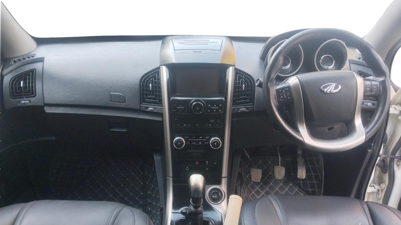 2020 Mahindra XUV500 W9, Diesel, Manual, 67,763 km, Right Side Front Door Cabin