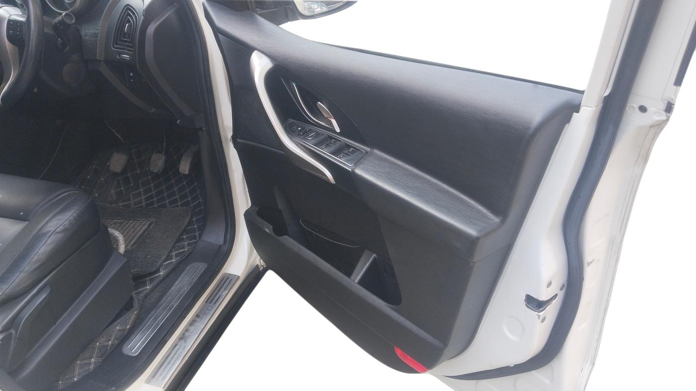 2020 Mahindra XUV500 W9, Diesel, Manual, 67,763 km, Driver Side Door Panel Controls