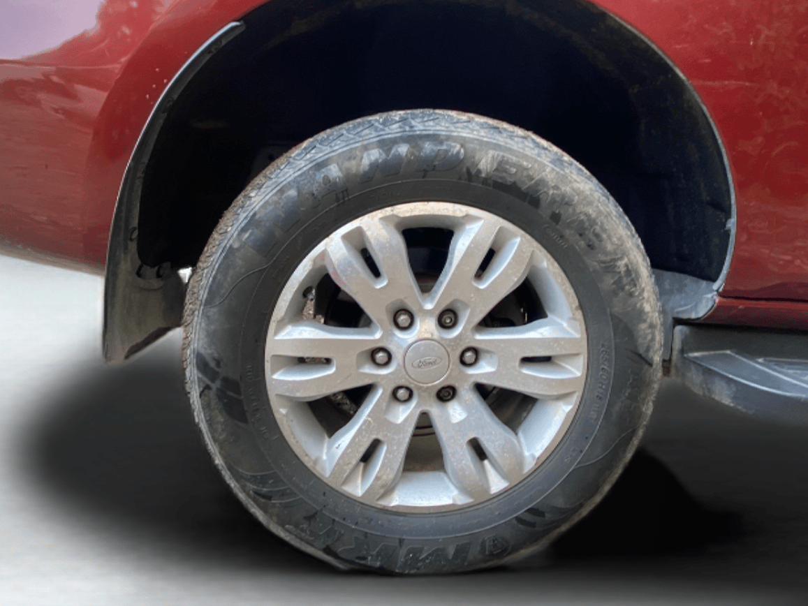 2016 Ford Endeavour TREND 3.2 4X4 AT, Diesel, Automatic, 85,619 km, Right Rear Wheel