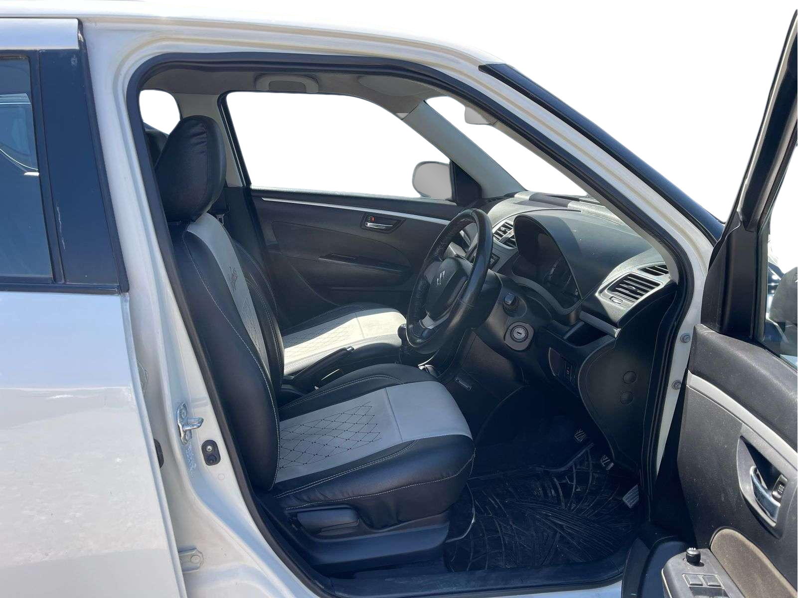 2014 Maruti Swift VXI, Petrol, Manual, 57,576 km, Right Side Front Door Cabin