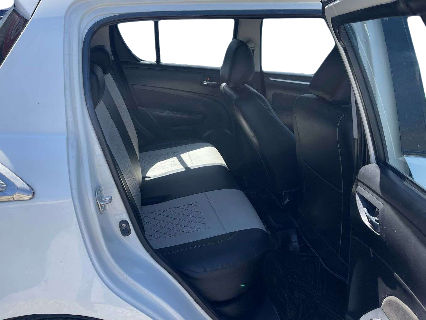 2014 Maruti Swift VXI, Petrol, Manual, 57,576 km, Right Side Rear Door Cabin