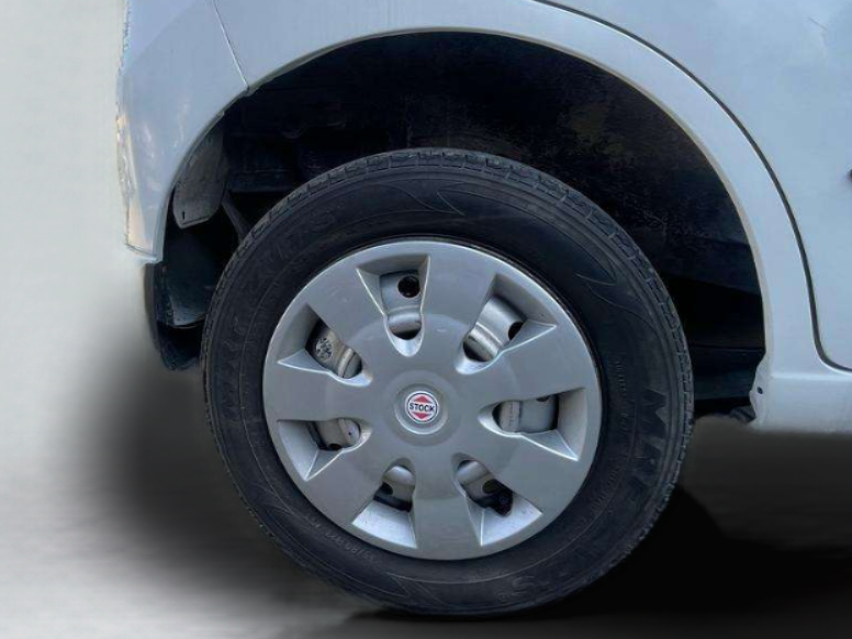 2015 Maruti Wagon R 1.0 LXI, Petrol, Manual, 62,000 km, Right Rear Wheel