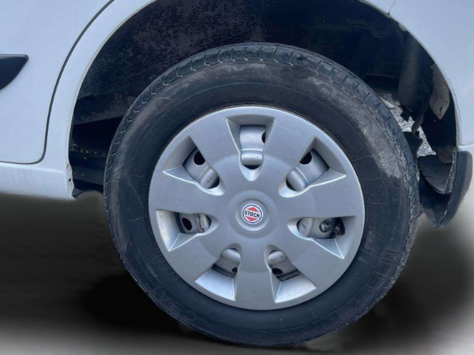 2015 Maruti Wagon R 1.0 LXI, Petrol, Manual, 62,000 km, Left Rear Wheel